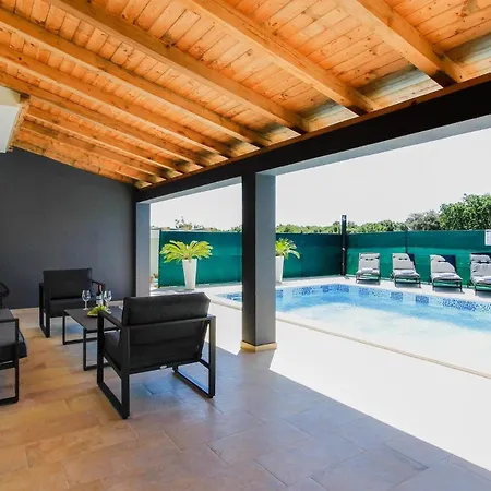 Mit Privatpool Fuer 8 Personen Ca 160 Qm In Valtura, Istrien Suedkueste Von Istrien Holiday home